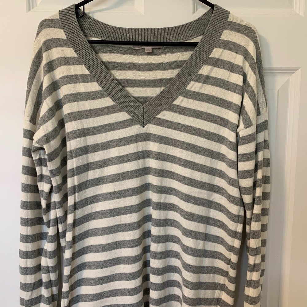Gap V-Neck Sweater Stiped Gray & White